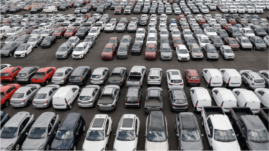 Nombreuses voitures garées sur un immense parking