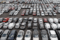 Nombreuses voitures garées sur un immense parking