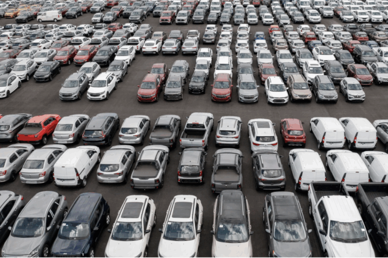 Nombreuses voitures garées sur un immense parking