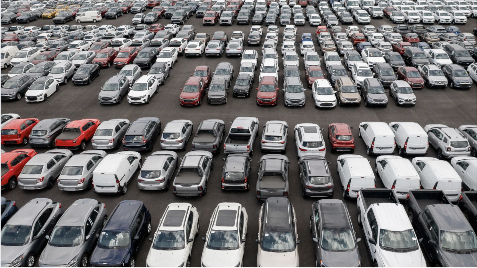 Nombreuses voitures garées sur un immense parking